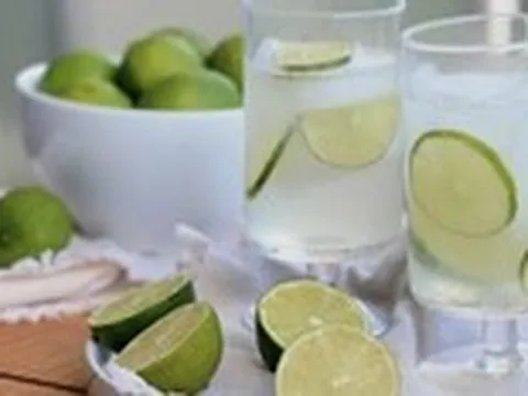 Nước chanh có giúp giảm acid uric, điều trị bệnh gout?