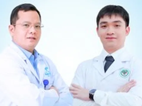 Tặng giấy khen hai bác sĩ cứu người đột quỵ ở sân bóng chuyền