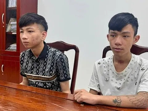 Mang dao tự chế chém người giữa phố rồi trốn sang Campuchia, 2 thanh niên bị bắt
