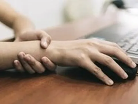 Dân văn phòng mắc bệnh cổ tay tăng: Cảnh báo dùng máy tính, điện thoại nhiều