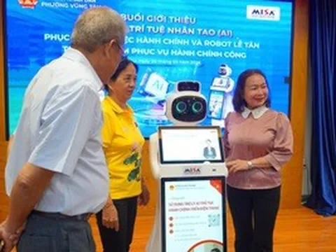 Phường Vũng Tàu đưa robot lễ tân vào phục vụ người dân