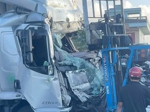 Va chạm ô tô tải và xe container trên quốc lộ, ba người thương vong