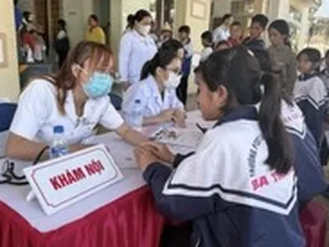 Tháng thanh niên, thầy thuốc trẻ mang y tế chuyên sâu đến với người dân xã Đặng Thùy Trâm