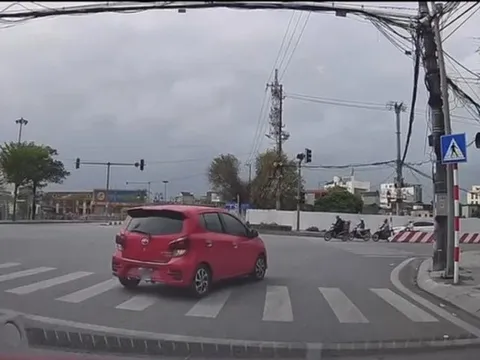 Vượt đèn đỏ, tài xế ô tô bị phạt 19 triệu từ phản ánh trên Vnetraffic