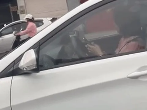 Lái ô tô vẫn dùng hai tay bấm điện thoại, nữ tài xế bị ghi hình gửi CSGT xử phạt