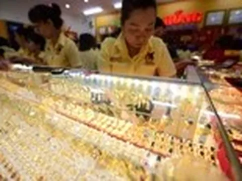 Giá vàng thế giới giảm mạnh nhưng SJC vẫn cao hơn 30 triệu đồng/lượng