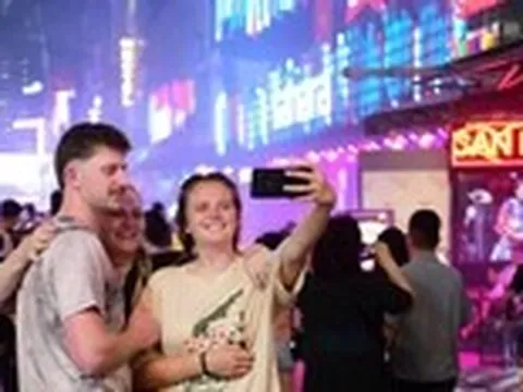 Muốn kiếm bộn tiền từ kinh tế đêm, TP.HCM cần bán gì cho khách sau 18h?