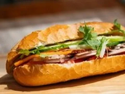 Nghi ngộ độc sau khi ăn bánh mì, 17 người nhập viện ở Quảng Ngãi