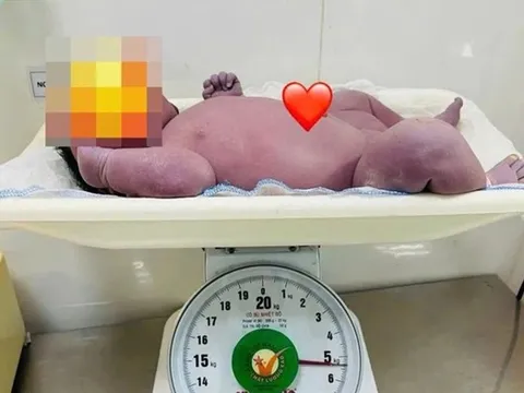 Mẹ trẻ ở Bắc Ninh sinh con trai nặng 5,4kg, bác sĩ bế ra cũng “mỏi tay”