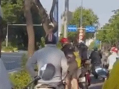 Clip hai người đàn ông lao vào ẩu đả trên đại lộ ở TPHCM gây hỗn loạn