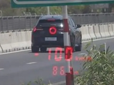 Chạy ô tô quá tốc độ, không giấy đăng kiểm và đăng ký, tài xế và chủ xe bị phạt 68,5 triệu đồng