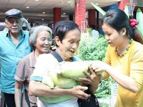 Những phần quà ấm áp nghĩa tình đến người khó khăn ở TPHCM