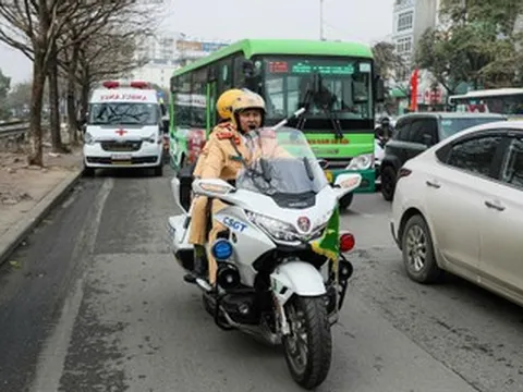 Gặp xe cứu thương phát tín hiệu, tài xế có phải giảm tốc, đi về bên phải đường?