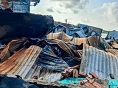 Cháy dãy nhà ven sông Cà Mau, 13 căn nhà bị thiêu rụi