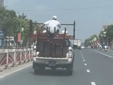 Lý do tài xế ô tô bán tải biển xanh chở người trên thùng xe để giữ bàn, ghế