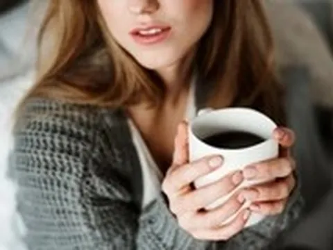 Dùng caffeine ban đêm tưởng tỉnh táo, ai ngờ dễ 'bốc đồng' hơn?