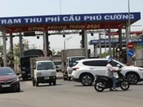 Bất chấp biển cấm, nhiều tài xế vẫn quay đầu, rẽ trái sai quy định tại trạm thu phí cầu Phú Cường