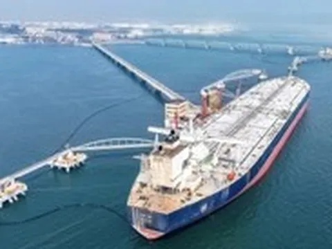 Giá dầu giảm mạnh, cú sốc nguồn cung vẫn còn đó