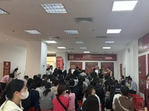 Bảo Tín Minh Châu mở cửa trở lại, giá vàng niêm yết giảm, khách hàng chờ hàng dài giao dịch
