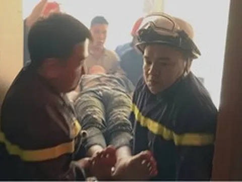 Công an PCCC Hà Nội kịp thời giải cứu nam thanh niên mắc kẹt trong thang máy