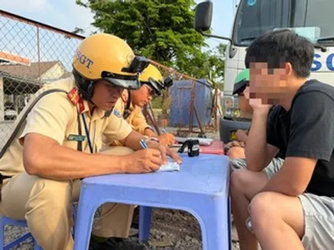 Chạy xe máy ngược chiều trên quốc lộ ở TPHCM, nam thanh niên 'cãi cùn' với CSGT