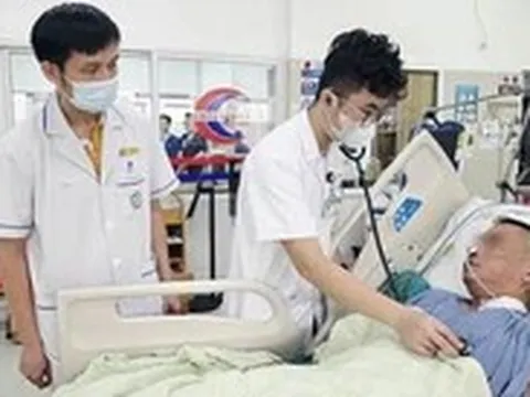 Thấy đau ngực nhẹ người đàn ông tự đi vào viện, rồi đột ngột ngừng tim