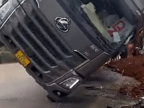 Hiện trường vụ xe đầu kéo đè bẹp ô tô con và xe máy khiến 2 người tử vong