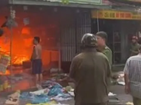 Cháy lớn cửa hàng in ấn ở phường Tân Thới Hiệp