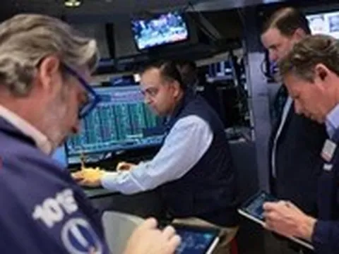 Đọc nhanh 27-3: Giá dầu vọt lên, chứng khoán Mỹ 'rơi' hơn 500 điểm, dự báo VN-Index