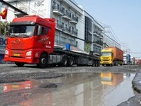 Đường Bến Nghé xuất hiện nhiều 'ổ voi', hàng trăm xe container chật vật vào cảng Tân Thuận
