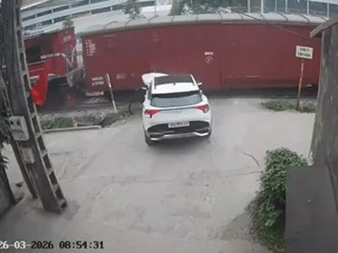 Băng qua lối đi tự mở, ô tô bị tàu hỏa tông nát đầu xe