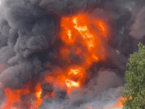 Cháy lớn tại nhà xưởng ở Hưng Yên, khói đen bốc cao ngùn ngụt