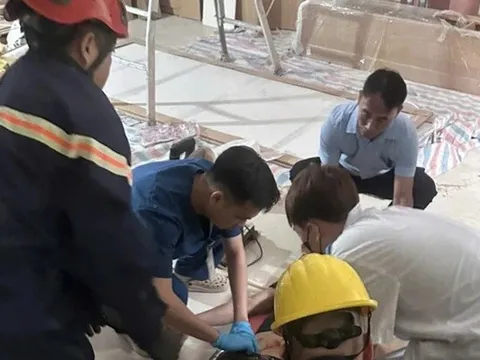 Mắc kẹt trong thang máy, nam công nhân tử vong