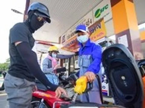 Chính phủ quyết định giảm một loạt thuế với xăng dầu, giá xăng giảm kỷ lục giữa đêm