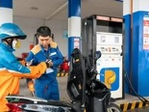 Bộ Công Thương công bố mức giảm giá xăng mạnh nhất trước nay, lên tới hơn 5.600 đồng/lít