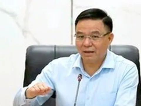 Quyền Bộ trưởng Bộ Công Thương đến nhà máy lọc dầu, yêu cầu 'giữ vững nguồn cung'