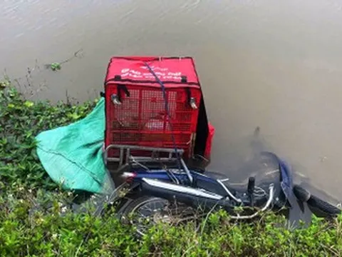 Phát hiện thi thể nam shipper cùng xe máy dưới mương nước ở Ninh Bình