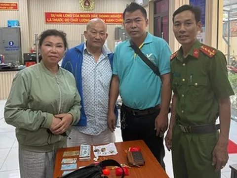 TPHCM: Công an giúp người phụ nữ tìm lại túi xách chứa tiền, vàng, kim cương