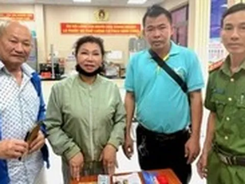 Công an hỗ trợ, hành khách nhận lại được túi xách có tài sản hơn 3 tỉ đồng để quên trên taxi