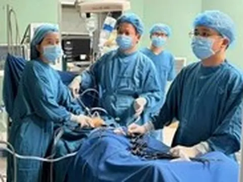 Cứu sản phụ mang song thai, một thai trong tử cung, một thai ngoài tử cung đã vỡ