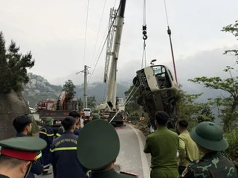 Lật xe khách chở 29 người ở Tam Đảo