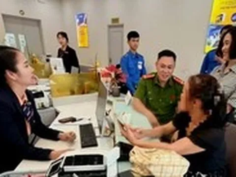 Ngân hàng gọi công an đến hỗ trợ giúp nữ khách hàng thoát bẫy lừa đảo nhận tiền đô từ nước ngoài