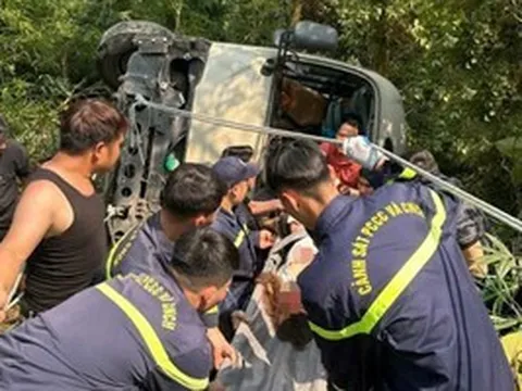 Xe khách chở 26 người lao xuống vực, nhiều người bị thương