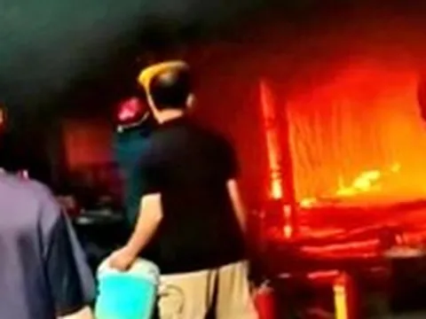 Cháy lớn thiêu rụi 8 ki ốt ở khu vực chợ Bình Giang