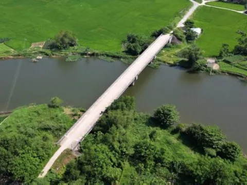 Cầu hơn 51 tỷ hoàn thành 6 năm vẫn 'đắp chiếu' chờ đường dẫn