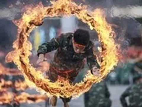 Mãn nhãn với múa súng, đặc công diễn võ tại đồng diễn Quân khu 7