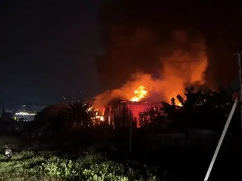 Kho xưởng tại Hà Nội bốc cháy dữ dội trong đêm