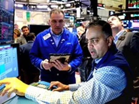 Đọc nhanh 31-3: Giá dầu tiếp tục tăng, bán tháo chứng khoán lan rộng