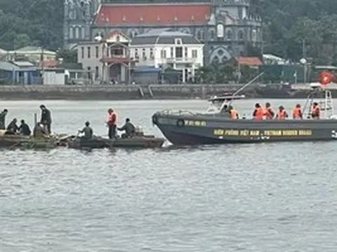 Dông lốc khiến mảng đánh bắt hải sản lật úp, 2 mẹ con tử vong