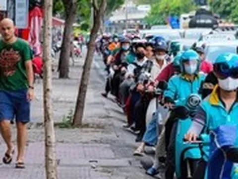 Thói quen mỗi sáng, bỏ vật dụng vào ba lô rồi đi bộ thong dong đến công ty